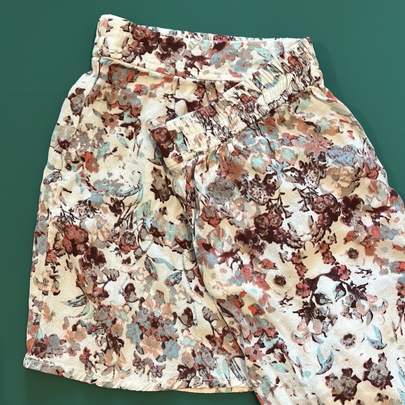 Floral print flowy shorts - Picture 2 of 3